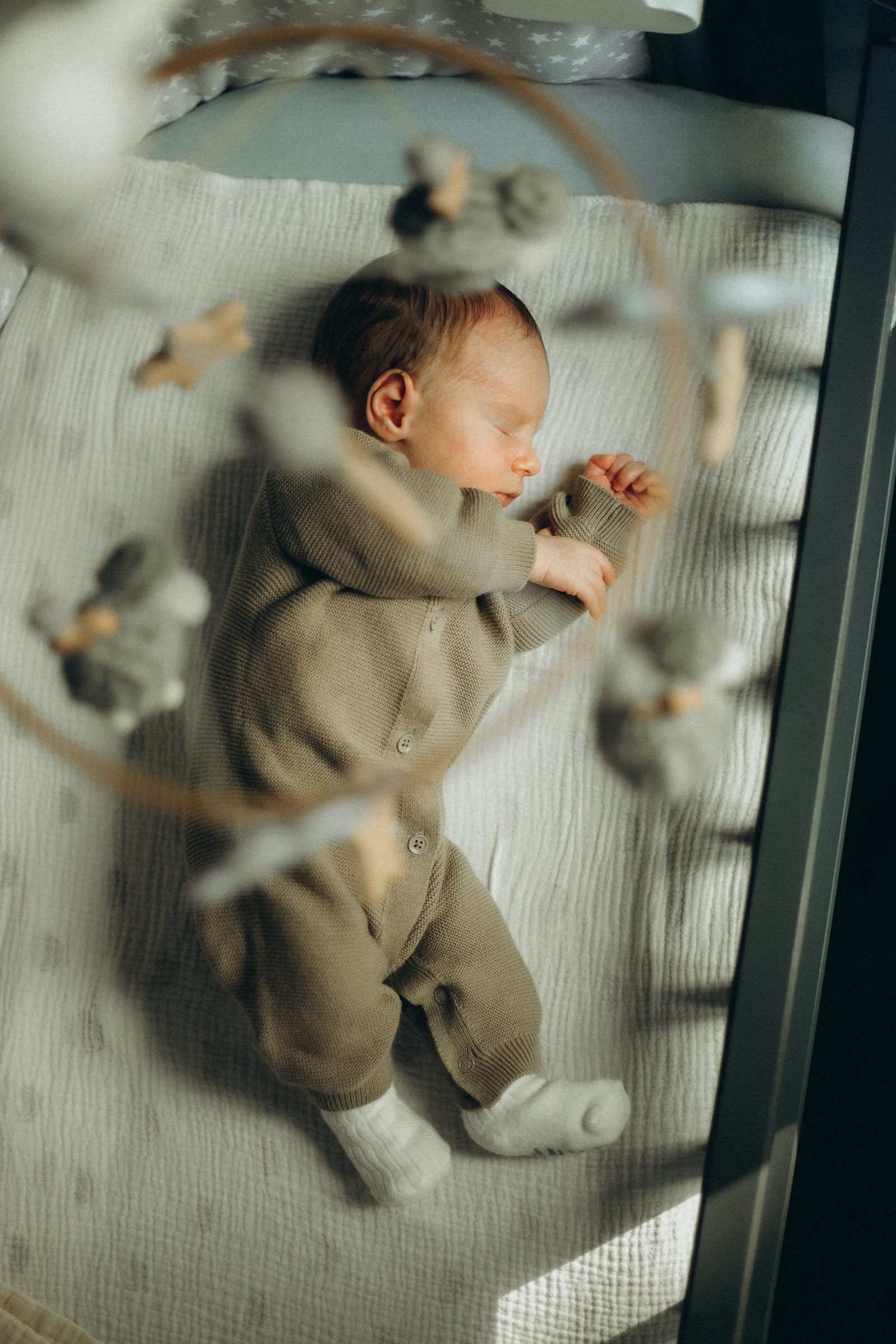 Neugeborenes schläft friedlich in einem Kinderbett