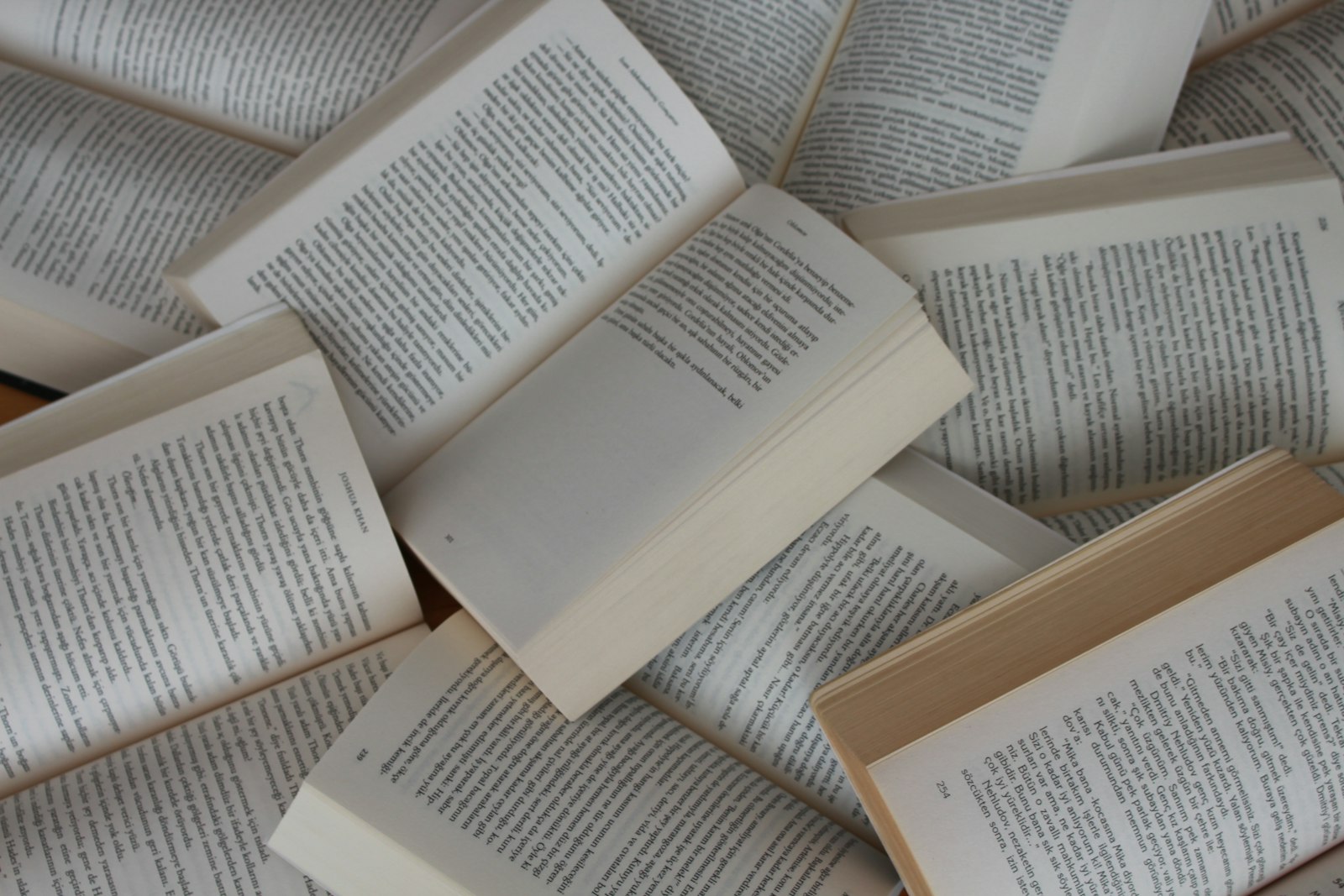 Stapel aufgeschlagener Taschenbücher
