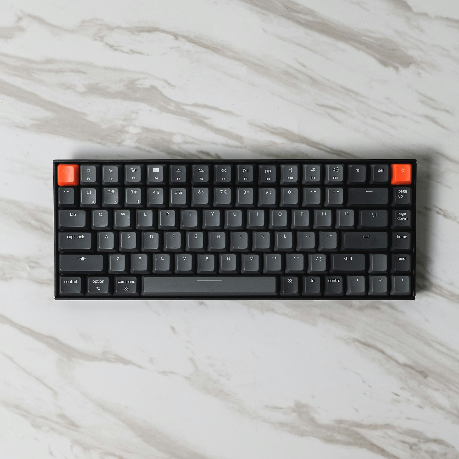 schwarze und orange Computertastatur